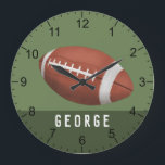 Jungen Moderne und grüne Fußballsportkids Große Wanduhr<br><div class="desc">Dieses niedliche,  sportbezogene Jungs Uhrendesign mit einem amerikanischen Cartoon mit Zahlen und kann mit Ihrem Jungs-Namen personalisiert werden. Ideal für sportbegeisterte Kinder. Die Einrichtung ist sehr gut für ein Kinderzimmer,  ein Spielzimmer oder ein Baby-Kinderzimmer!</div>