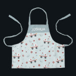 Jungen Niedlich Blue Paramedic Ambulance Pattern K Schürze<br><div class="desc">Dieses niedliche und moderne Design der Schürze von Kindern zeichnet sich durch ein paramedisches Notfallambulanzmuster aus,  mit einem Krankenwagen,  Stethoskop,  Herz und Spritze auf blauem Hintergrund und kann mit dem Namen Ihres Jungen personalisiert werden. Ideal für einen jungen Koch,  Gärtner oder Arzt,  um zu sein!</div>