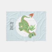 Jungen Niedlicher Green Dragon Cartoon mit Name Ki Fleecedecke (Vorderseite (Horizontal))