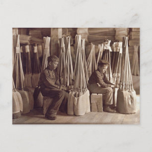 Jungen packen Besen, 1908 Postkarte