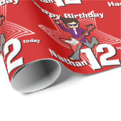 Jungen roter Name 12. Geburtstag Rockstar Packung Geschenkpapier (Rolleneckpunkt)