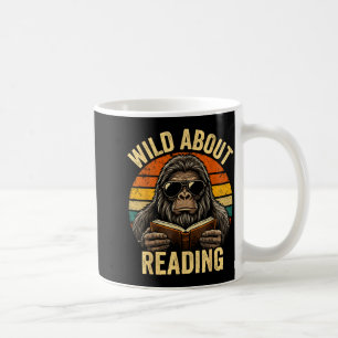 Jungen Tier lustig wild über das Lesen von Bigfoot Kaffeetasse