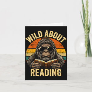Jungen Tier lustig wild über das Lesen von Bigfoot Karte