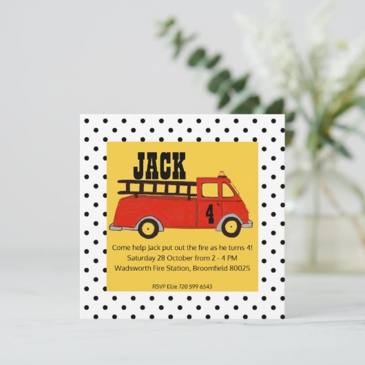 JungenFiretruckfirehouse-Feuerwache-Rot-LKW Einladung (Stehend Vorderseite)