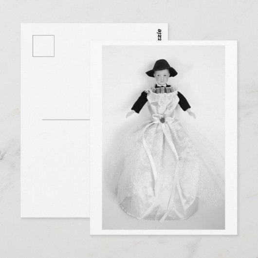 Jungenpuppe mit Kleid - George Postkarte (Vorne/Hinten)