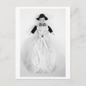Jungenpuppe mit Kleid - George Postkarte (Vorderseite)