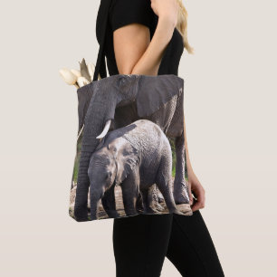 Junger afrikanischer Elefant mit Baby Tasche