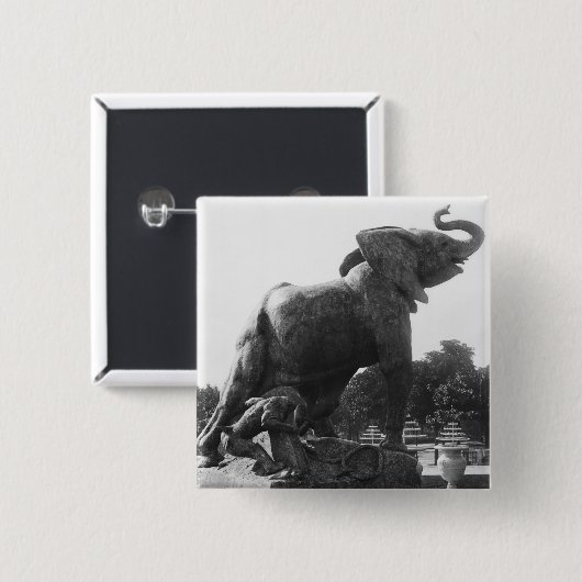 Junger Elefant gefangen in einer Falle Button (Vorne & Hinten)