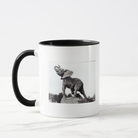 Junger Elefant gefangen in einer Falle Tasse (Links)