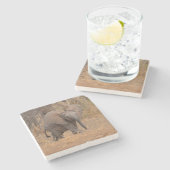 Junger Elefant mit blühenden Ohren. Steinuntersetzer (Seitenansicht)