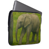 Junger Elefant mit Guardian im Grassy Reserve Laptopschutzhülle (Vorne Rechts)