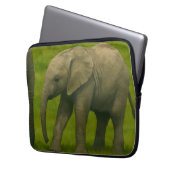 Junger Elefant mit Guardian im Grassy Reserve Laptopschutzhülle (Vorderseite Links)