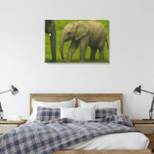Junger Elefant mit Guardian im Grassy Reserve Leinwanddruck (Insitu (Schlafzimmer))
