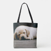 Junger gelber Labrador-Welpe schläft solid Tasche (Rückseite)