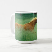 Junger Hengst läuft durch Wiese Kaffeetasse (Vorderseite Links)