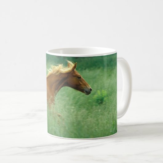 Junger Hengst läuft durch Wiese Kaffeetasse (VorderseiteRechts)