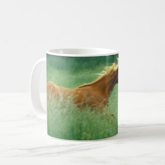 Junger Hengst läuft durch Wiese Kaffeetasse (Vorderseite Links)