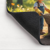 Junger Junge, der eine Schubkarre schiebt Mousepad (Ecke)