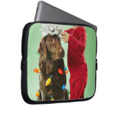 Junger Junge, der Weihnachtslichter um einen Hund Laptopschutzhülle (Vorne Rechts)