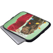 Junger Junge, der Weihnachtslichter um einen Hund Laptopschutzhülle (Vorne Knopf)