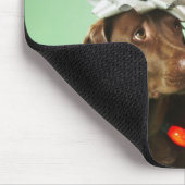 Junger Junge, der Weihnachtslichter um einen Hund Mousepad (Ecke)