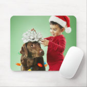 Junger Junge, der Weihnachtslichter um einen Hund Mousepad (Mit Mouse)