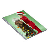 Junger Junge, der Weihnachtslichter um einen Hund Notizblock (Rechte Seite)