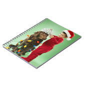 Junger Junge, der Weihnachtslichter um einen Hund Notizblock (Linke Seite)