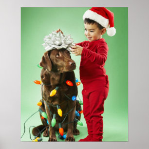 Junger Junge, der Weihnachtslichter um einen Hund Poster