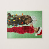 Junger Junge, der Weihnachtslichter um einen Hund Puzzle (Horizontal)