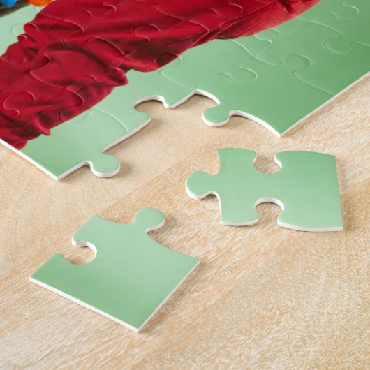 Junger Junge, der Weihnachtslichter um einen Hund Puzzle (Seite)