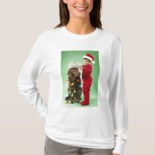 Junger Junge, der Weihnachtslichter um einen Hund T-Shirt
