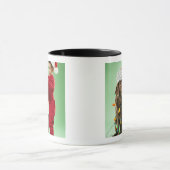 Junger Junge, der Weihnachtslichter um einen Hund Tasse (Zentrum)