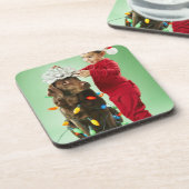 Junger Junge, der Weihnachtslichter um einen Hund Untersetzer (Linke Seite)