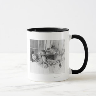 Junger Junge gekleidet als Cowboy mit Spielwaren Tasse