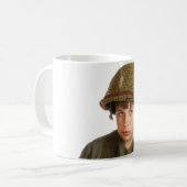 Junger Junge gekleidet als Soldat Kaffeetasse (Vorderseite Links)