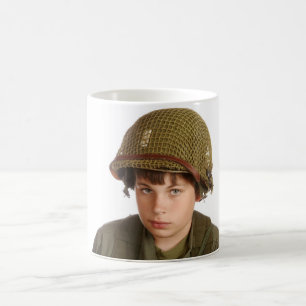 Junger Junge gekleidet als Soldat Kaffeetasse