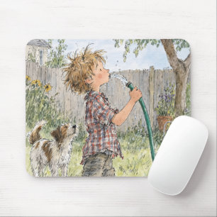 Junger Junge trinkt aus einem Gartenschlauch Mousepad