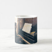 Junger Mann am Klavier von Caillebotte Kaffeetasse (Mittel)