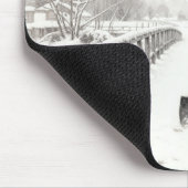Junger Mann beobachtet einen Kardinal Mousepad (Ecke)