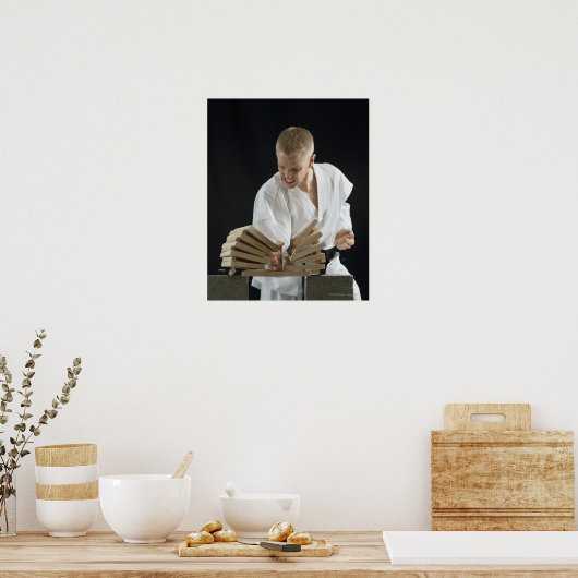 Junger Mann bricht Bretter mit Karate-Chop auf Poster (Küche)