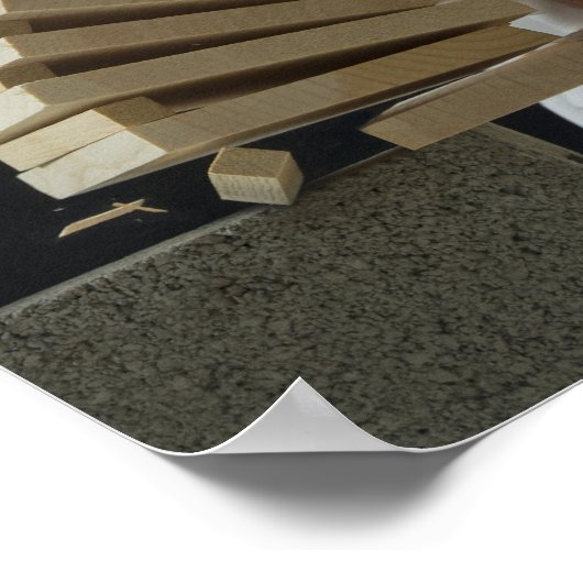 Junger Mann bricht Bretter mit Karate-Chop auf Poster (Ecke)