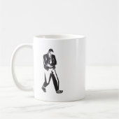 junger Mann, der an einem Handy beim Gehen spricht Kaffeetasse (Links)