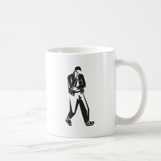 junger Mann, der an einem Handy beim Gehen spricht Kaffeetasse (Rechts)