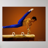 Junger Mann, der auf dem Pommel Gymnastik praktizi Poster (Vorne)