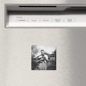 Junger Mann, der eine Katze hält Magnet (In Situ (Geschirrspüler))