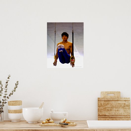 Junger Mann, der Gymnastikringe praktiziert Poster (Küche)