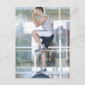 junger Mann, der in ausgewogener Weise eine Aufbau Postkarte (Vorderseite)