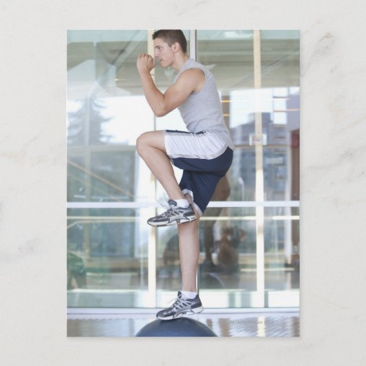 junger Mann, der in ausgewogener Weise eine Aufbau Postkarte (Vorderseite)