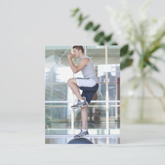 junger Mann, der in ausgewogener Weise eine Aufbau Postkarte (Stehend Vorderseite)